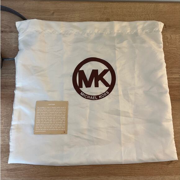 Michael Michael Kors Silver Pebbled Leather Shoulder Crossbody Bag w/ Dustbag - Picture 9 of 13